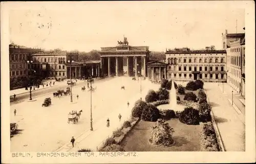 Ak Berlin Mitte, Brandenburger Tor, Pariser Platz, Passanten, Kutschen