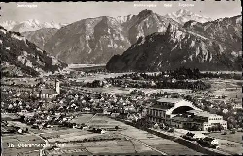 Ak Oberammergau in Oberbayern, Totalansicht, Dreitorspitze, Nothkarspitze, Kofel, Zugspitze