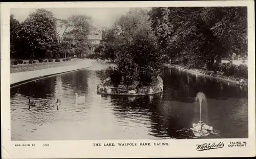Ak Ealing London England, The Lake, Walpole Park