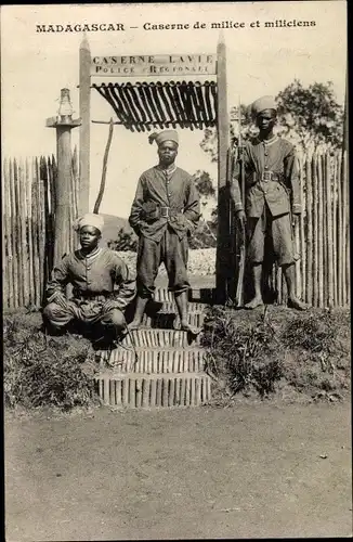 Ak Madagaskar, Caserne de milice et miliciens, Kaserne, Soldaten