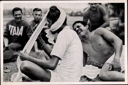 Sammelbild Olympia 1936, Indischer Langstreckenläufer Singh bindet Turban, italienischer Athlet