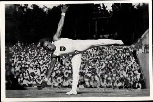 Sammelbild Olympia 1936, Olympiasieger Alfred Schwarzmann bei einer Standwaage