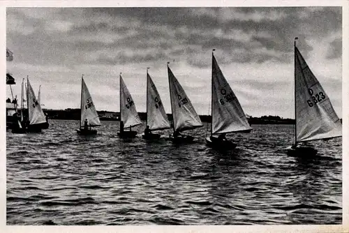 Sammelbild Olympia 1936, Einmann Jollen auf dem Weg zum Start, Segelboote