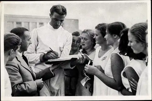 Sammelbild Olympia 1936, Fechter Giulio Gaudini gibt deutschen Turnerinnen Autogramme