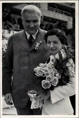 Sammelbild Olympia 1936, Florettfechterin Ilona Elek Schacherer mit ihrem Vater
