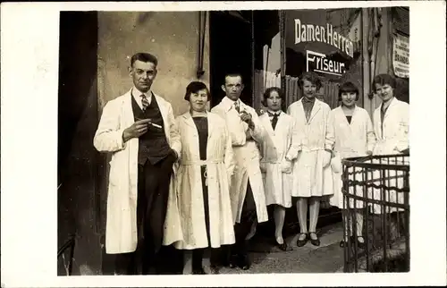 Foto Ak Berlin Prenzlauer Berg, Höppner's Frisier Salon, Bornholmer Str. 8, Angestellte, Zigarette