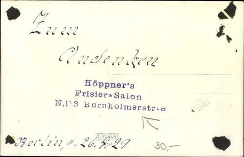 Foto Ak Berlin Prenzlauer Berg, Höppner's Frisier Salon, Bornholmer Str. 8, Angestellte, Zigarette