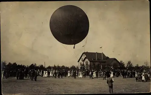 Foto Ak Remscheid im Bergischen Land, Fesselballon, Landung, Menschenmenge, Villa, Hugo Mende