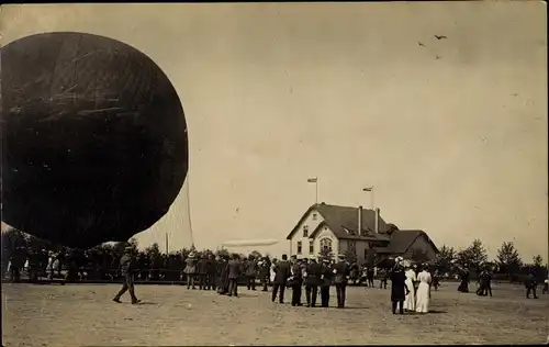 Foto Ak Remscheid im Bergischen Land, Fesselballon, Studenten, Zeppelin Luftschiff, Villa,Hugo Mende
