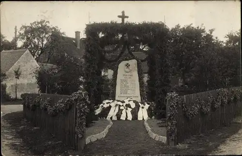 Foto Ak Zeuckritz Cavertitz in Sachsen, Kriegerdenkmal