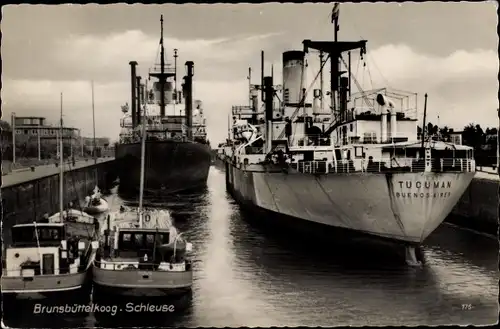 Ak Brunsbüttelkoog Brunsbüttel in Dithmarschen, Frachtschiff Tucuman in der Schleuse