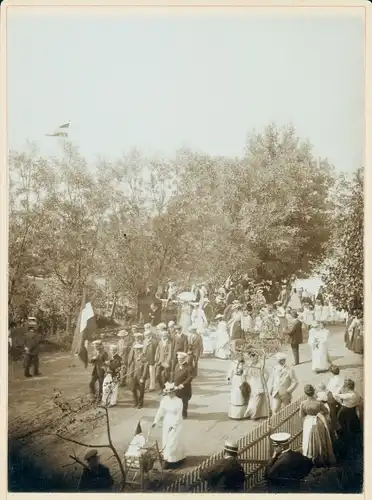 Foto Rewal Rewahl Pommern, Personen bei einem Festumzug