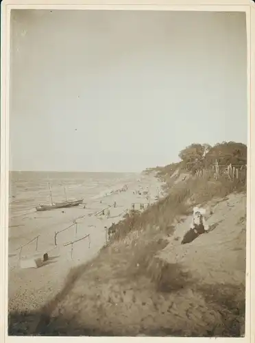 Foto Ostseebad Brunshaupten Kühlungsborn, Frau in den Dünen am Strand