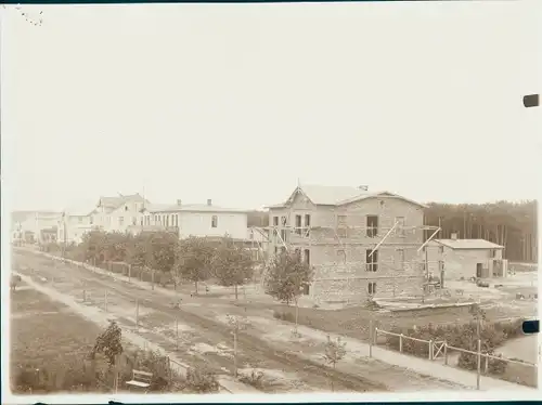 Foto Brunshaupten Kühlungsborn im Kreis Rostock, Teilansicht der Ortschaft, Haus im Bau