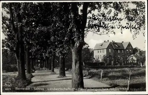 Ak Bierutów Bernstadt Schlesien, Landwirtschaftliche Haushaltungsschule mit Turnweg