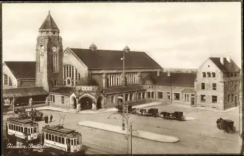 Ak Gießen an der Lahn Hessen, Bahnhof, Straßenansicht, Straßenbahnen