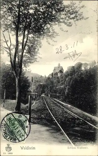 Ak Kriebstein Mittelsachsen, Partie an den Gleisen, Waldheim, Schloss Kriebstein, Bahnstrecke