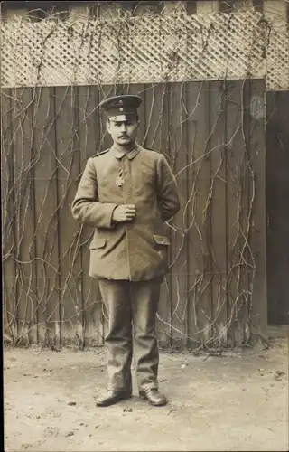 Foto Ak Deutscher Soldat in Uniform, Standportrait, Eisernes Kreuz II