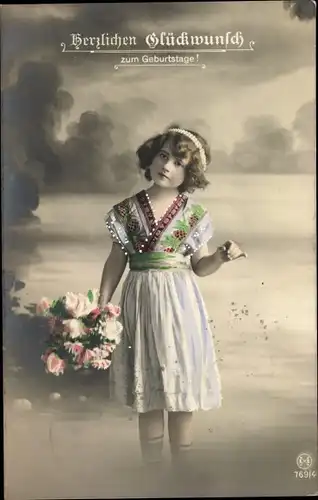 Ak Glückwunsch Geburtstag, Mädchen mit Blumenstrauß