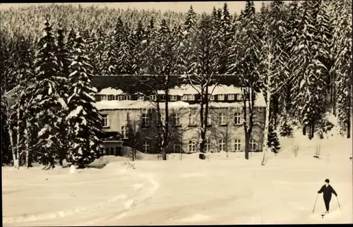 Ak Grünbach im Vogtland Sachsen, FDGB Erholungsheim Louis Müller, Winter, Skifahrer