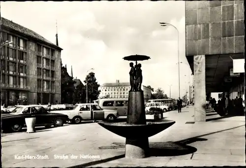 Ak Karl Marx Stadt Chemnitz Sachsen, Straße der Nationen, Brunnen, Geschäfte, Autos