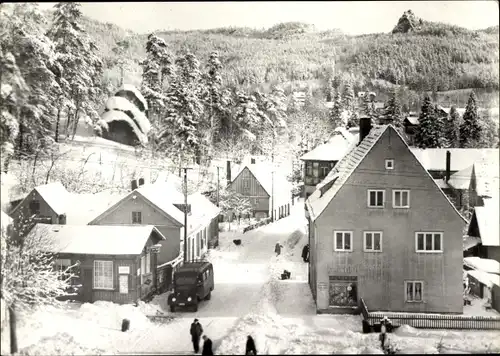 Ak Oybin in der Oberlausitz, Hauptstraße mit Scharfenstein, Winter