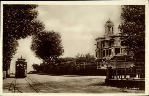 Ak Hvidore Dänemark, Straßenansicht mit Straßenbahn