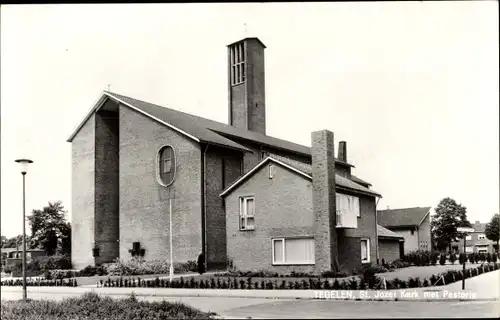 Ak Tegelen Heidenend Venlo Limburg Niederlande, St. Jozef Kerk met Pastorie