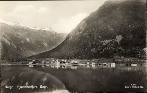 Ak Sogn Norwegen, Blick auf den Fjaerlandsfjord, Berge, Häuser