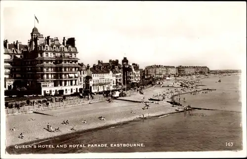 Ak Eastbourne East Sussex England, Queen's Hotel and Royal Parade