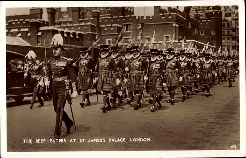 Ak London City England, The Beef Eaters at St James’s Palace