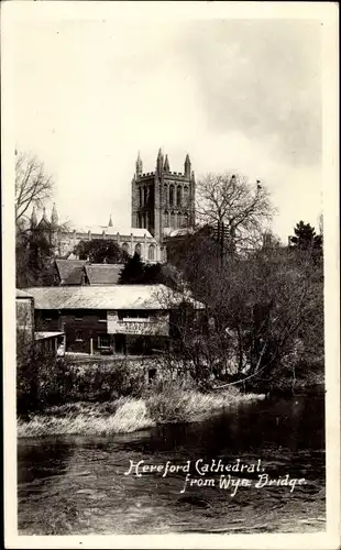 Foto Ak Hereford West Midlands England, Cathedral from Wye Bridge