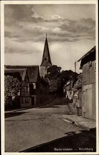 Ak Badersleben Huy am Harz, Kirchberg mit Blick zur Kirche, Wohnhäuser