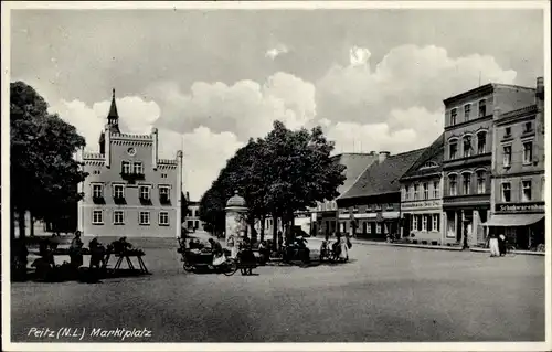 Ak Peitz in der Niederlausitz, Marktplatz, Litfaßsäule