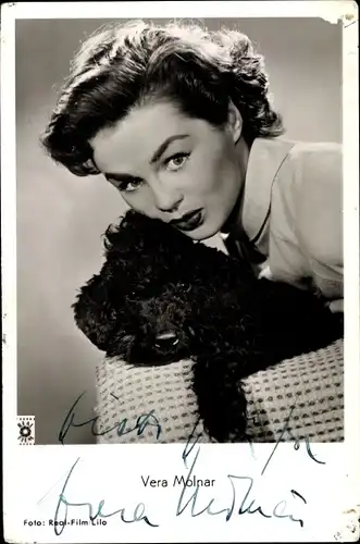 Ak Schauspielerin Vera Molnar, Portrait mit Pudel, Autogramm