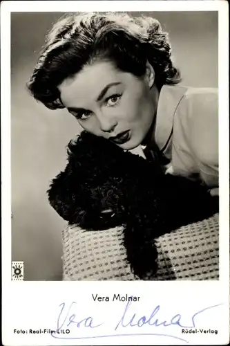 Ak Schauspielerin Vera Molnar, Portrait mit Pudel, Autogramm