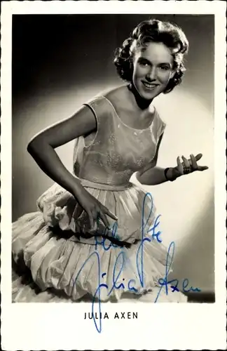 Ak Schlager und Chansonsängerin Julia Axen, Portrait, Weißes Tanzkleid, Autogramm