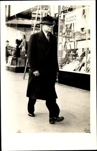 Foto Ak Ort in den USA, Mann in schwarzem Mantel, Geschäfte, Vitamin Products, 1940