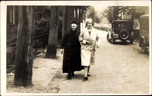 Foto Ak Assendelft Nordholland Niederlande, Kerkbuurt, Zwei Frauen