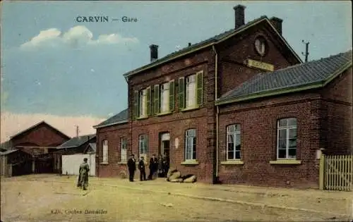 Ak Carvin Pas de Calais, Gare, Ansicht vom Bahnhof, Straßenseite