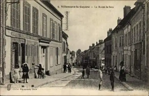 Ak Villeneuve la Guyard Yonne, La route de Sens, Straßenpartie, Anwohner