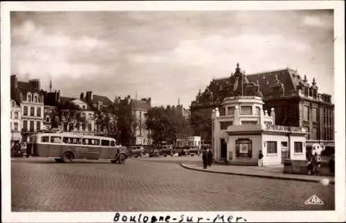 Ak Boulogne sur Mer Pas de Calais, La Place Frédéric Sauvage, Bus, Syndicat d'Initiative