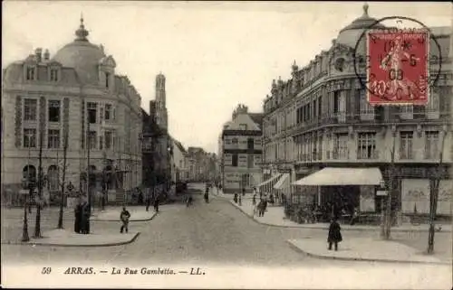 Ak Arras Pas de Calais, La Rue Gambetta, Straßenpartie