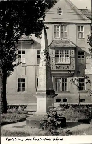 Ak Radeburg Sachsen, alte Postmeilensäule, Rathaus