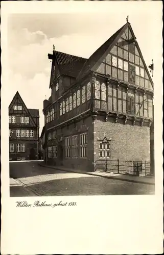 Ak Wilster in Schleswig Holstein, Straßenpartie mit Blick auf das Rathaus, Fachwerkhaus