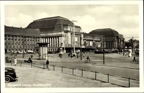 Ak Leipzig in Sachsen, Messestadt, Hauptbahnhof, Litfaßsäule, Passanten