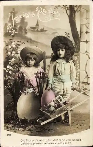 Ak Glückwunsch Ostern, Kinder mit Ostereiern