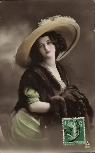 Ak Portrait einer Frau mit Hut und Pelz