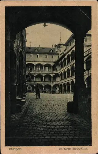 Ak Stuttgart in Württemberg, Im alten Schlosshof