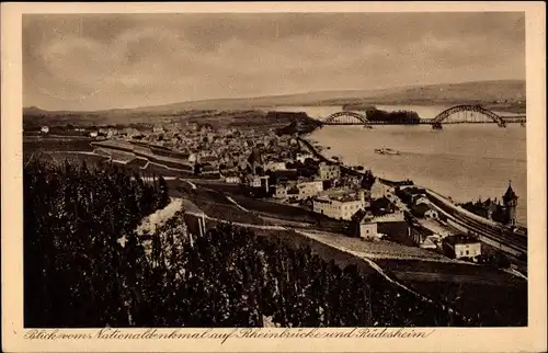 Ak Rüdesheim am Rhein, Blick vom Niederwald Nationaldenkmal auf den Ort, Rheinbrücke